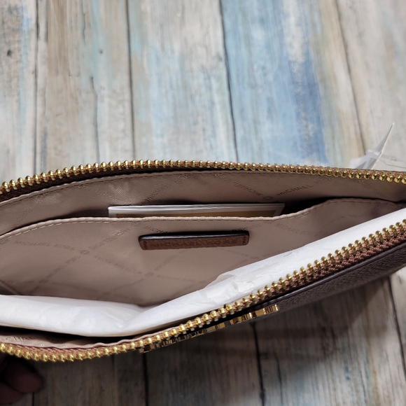 Michael kors Large Zip Clutch  Wristlet. - Picture 5 of 8